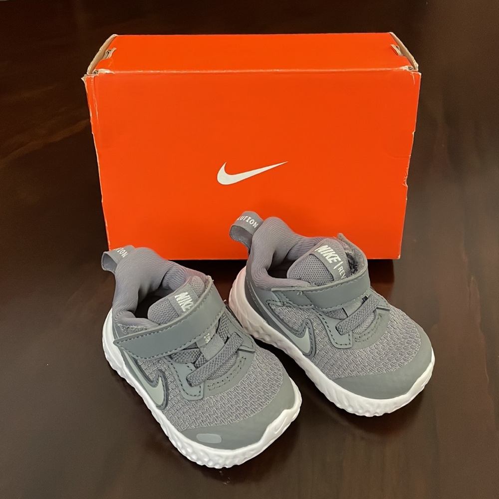 NIB Nike Revolution 5